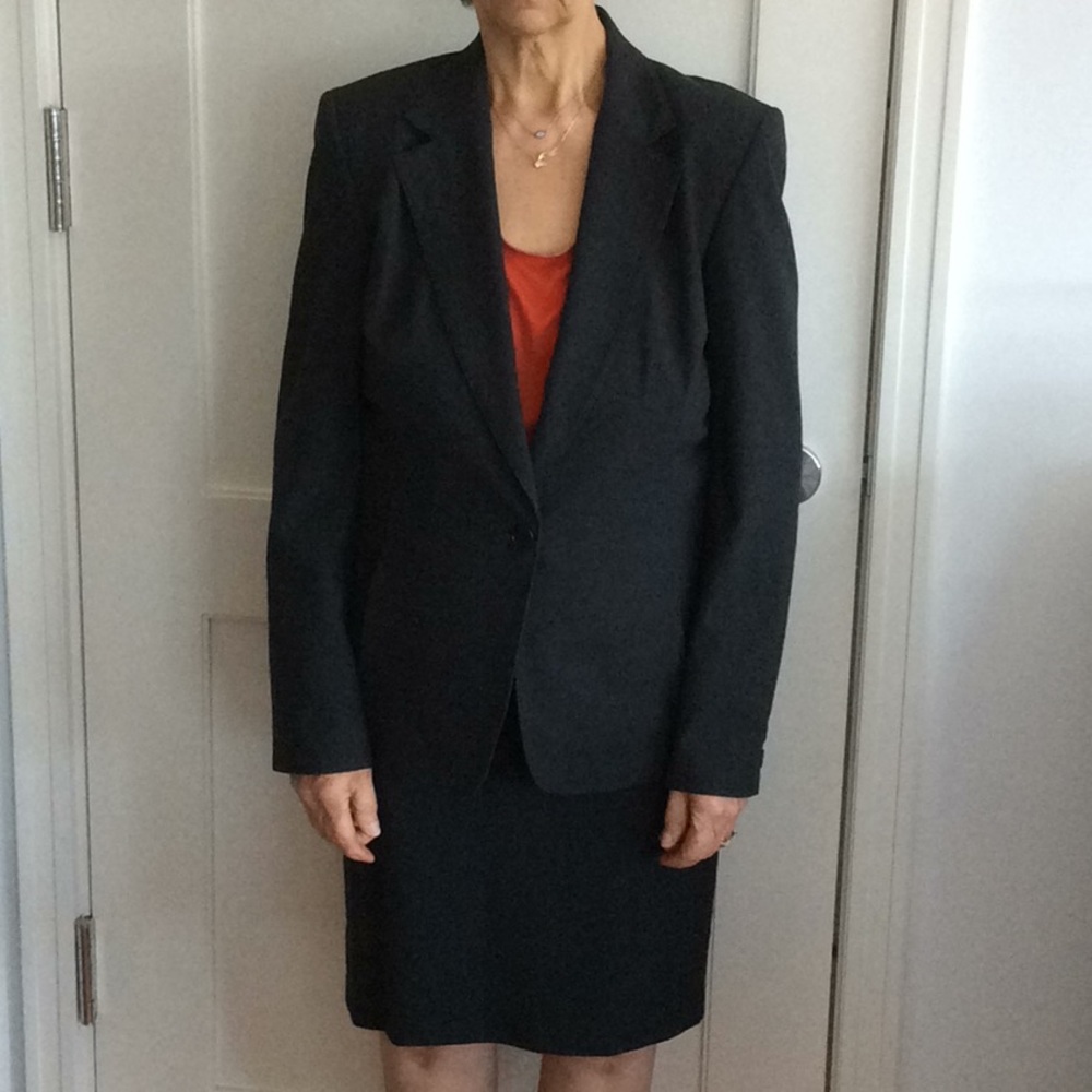 Skirt suit